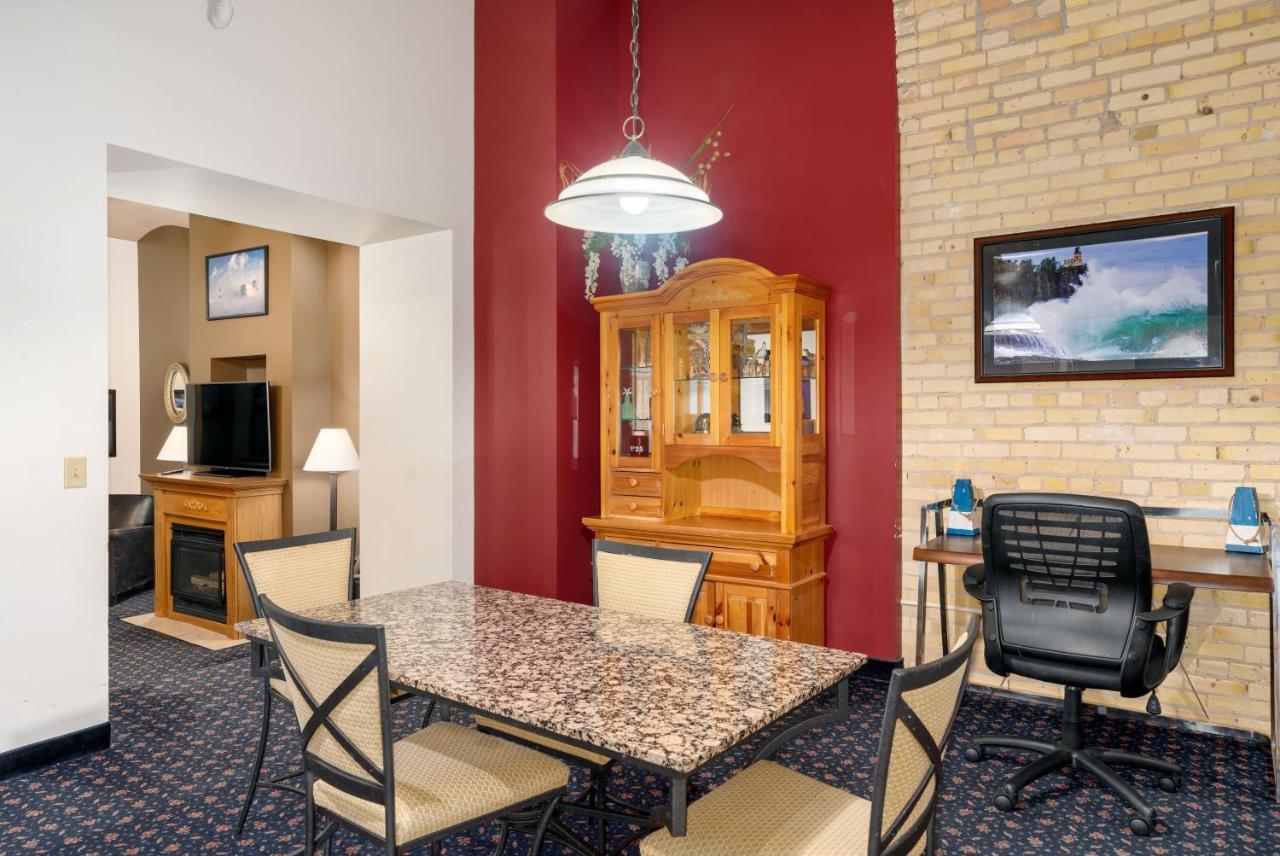 The Suites Hotel At Waterfront Plaza Дълут Екстериор снимка