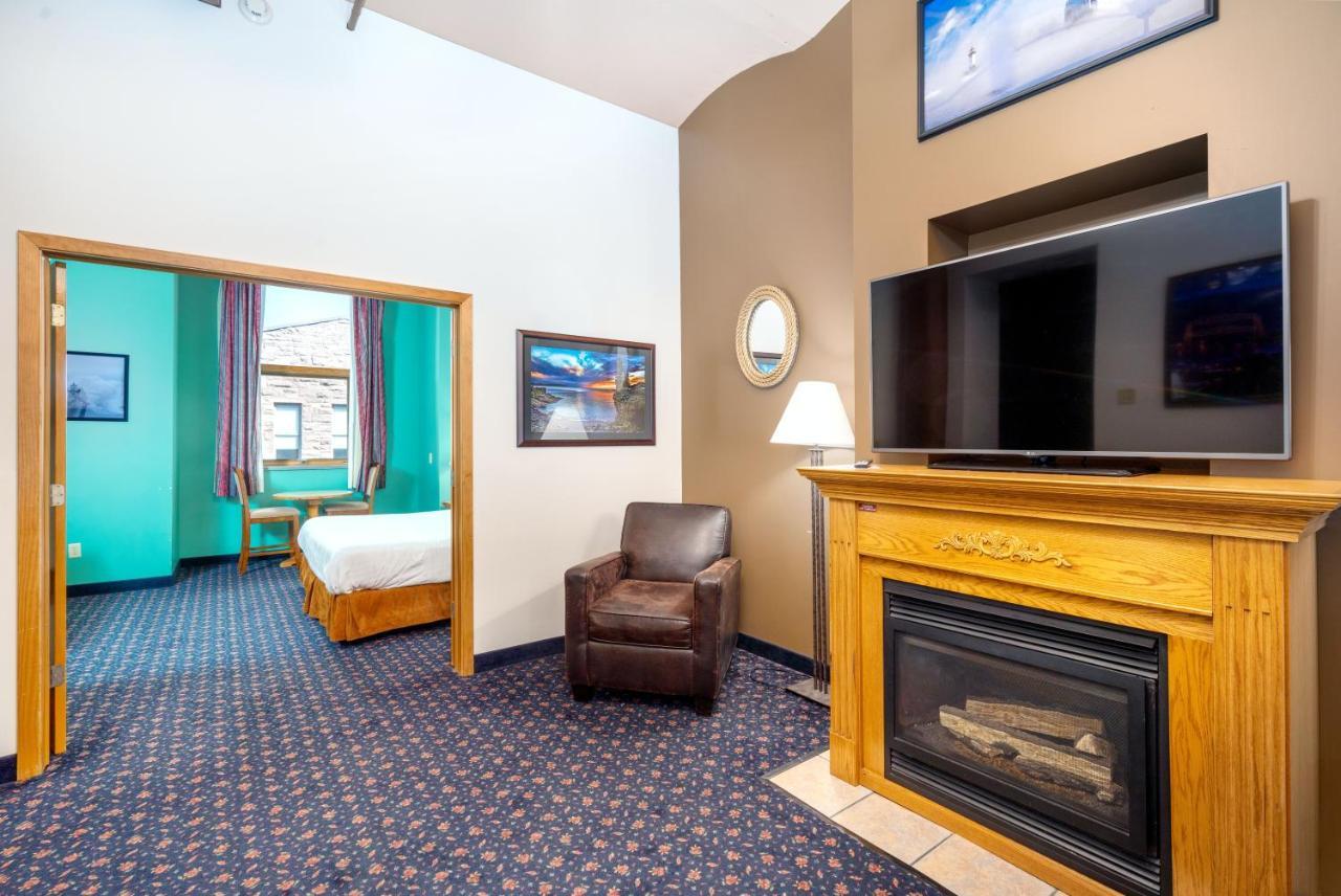 The Suites Hotel At Waterfront Plaza Дълут Екстериор снимка