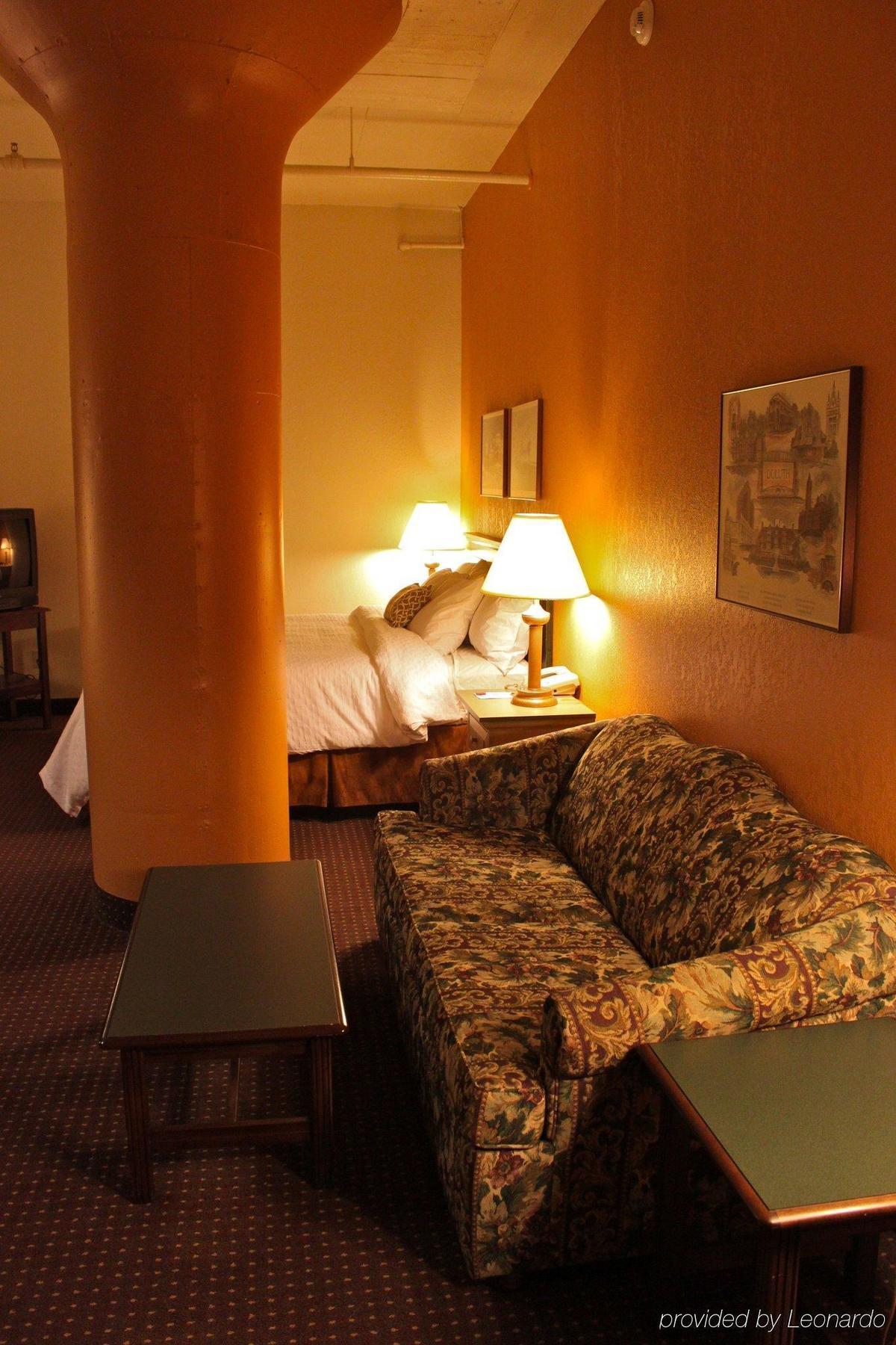 The Suites Hotel At Waterfront Plaza Дълут Стая снимка