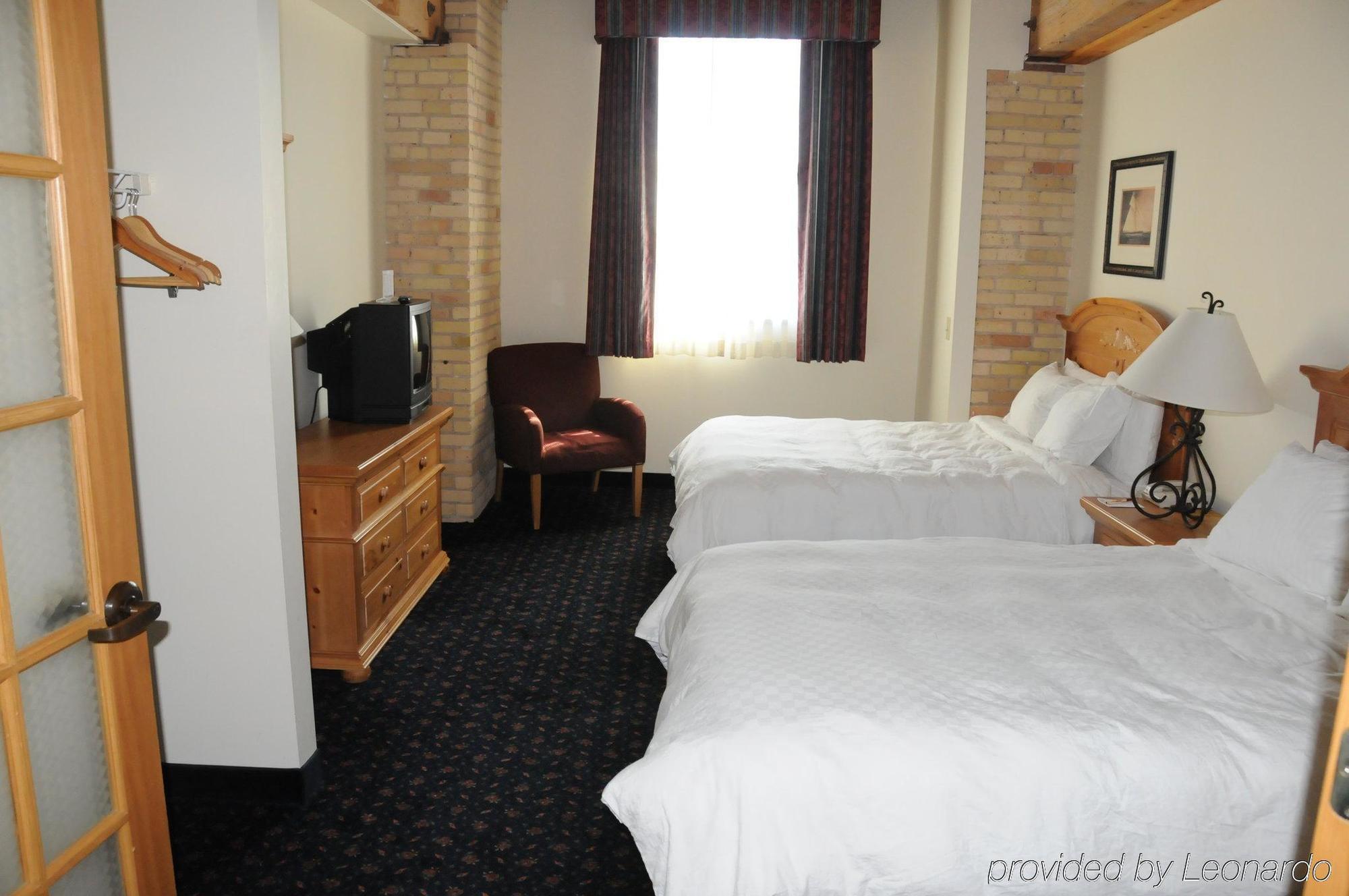 The Suites Hotel At Waterfront Plaza Дълут Стая снимка