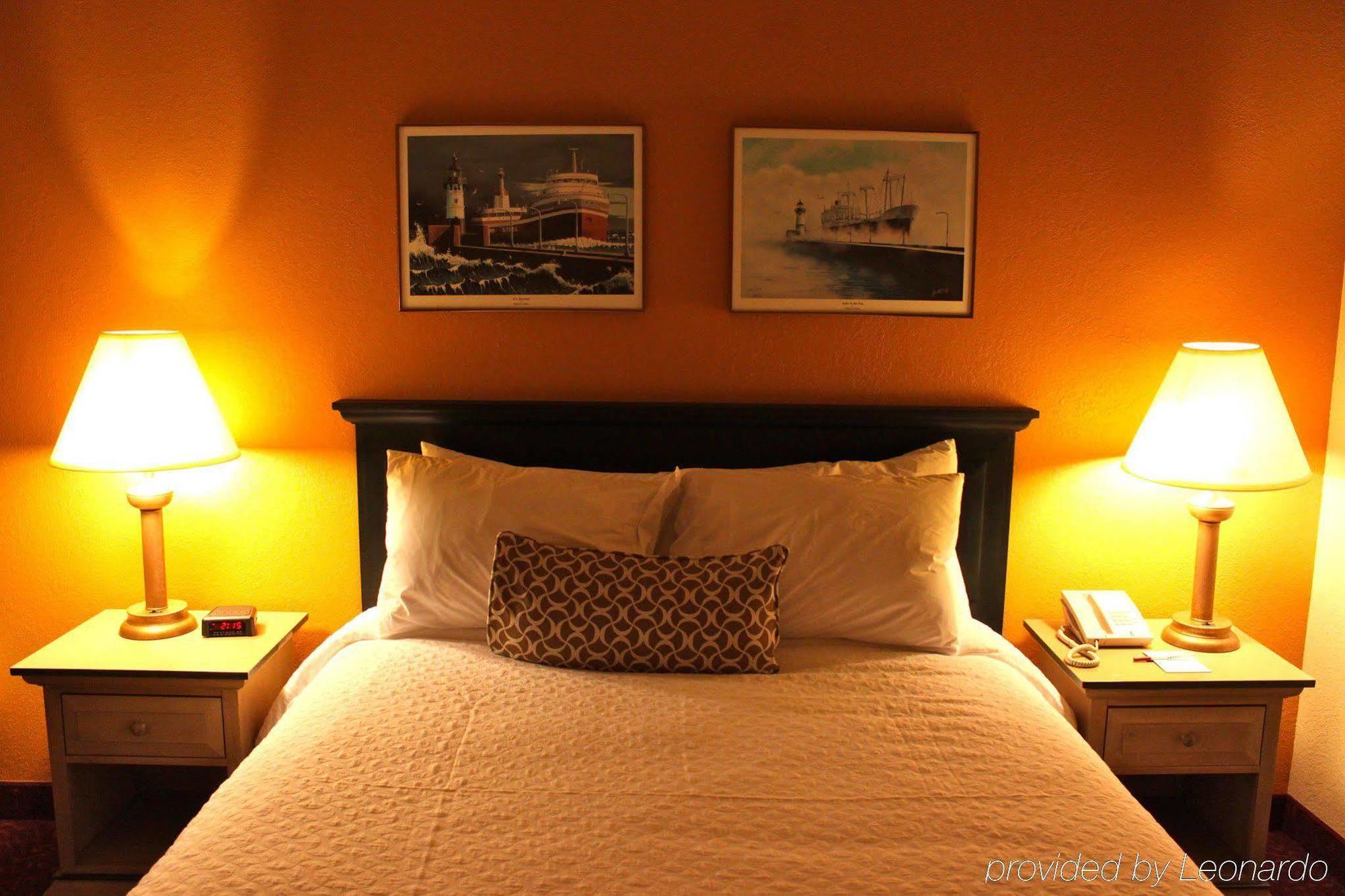 The Suites Hotel At Waterfront Plaza Дълут Стая снимка