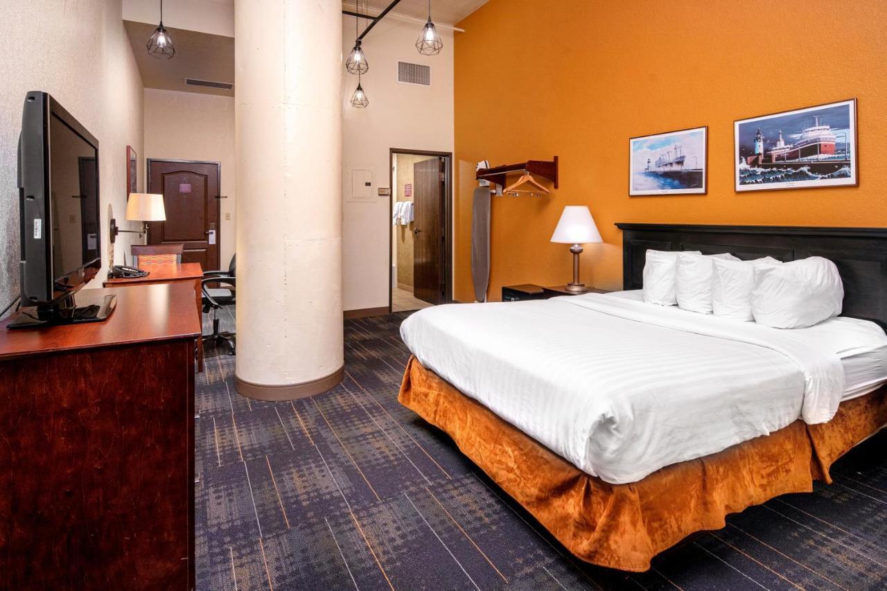 The Suites Hotel At Waterfront Plaza Дълут Екстериор снимка