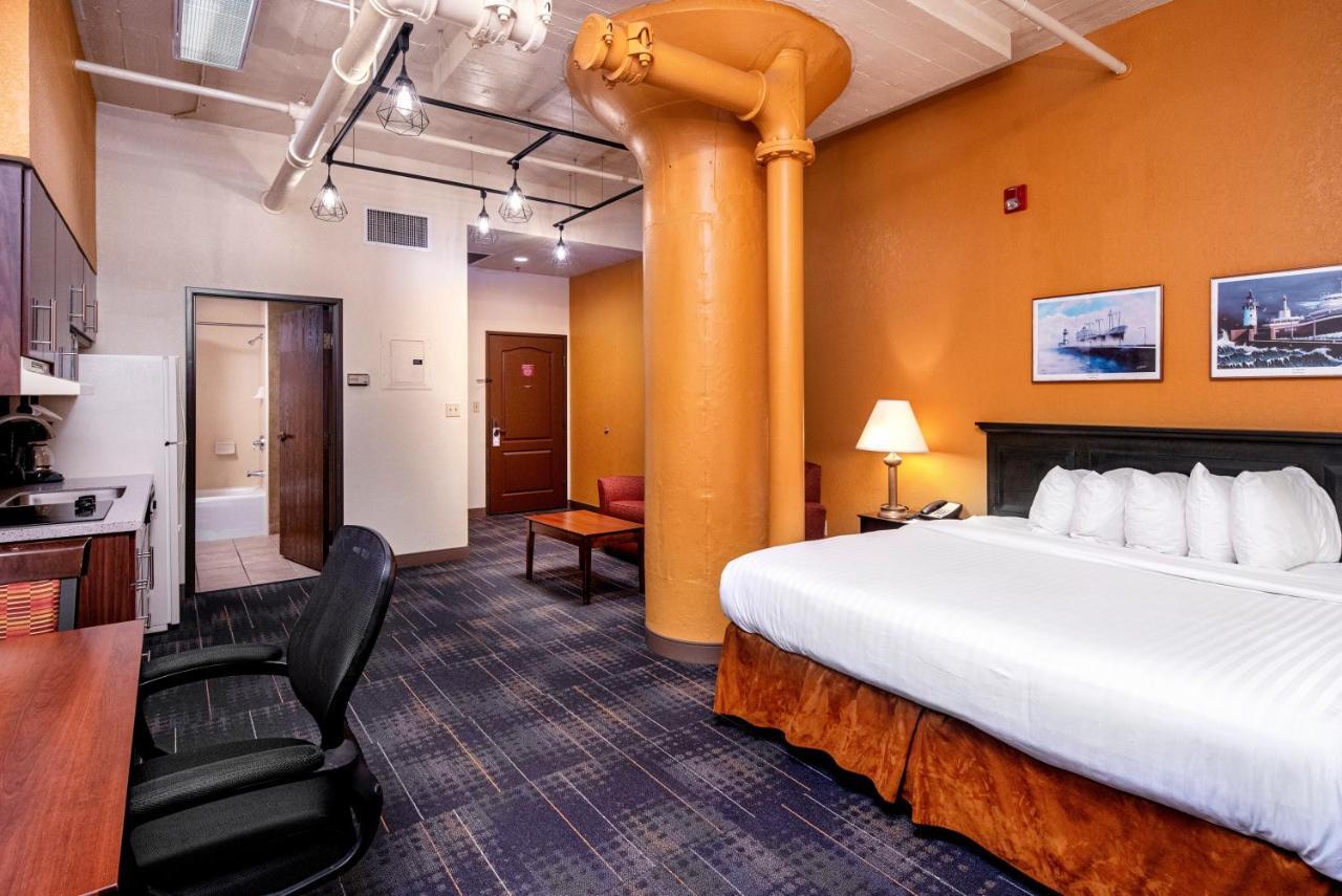 The Suites Hotel At Waterfront Plaza Дълут Екстериор снимка