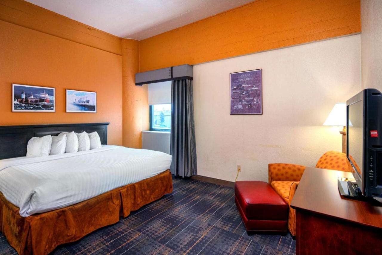 The Suites Hotel At Waterfront Plaza Дълут Екстериор снимка