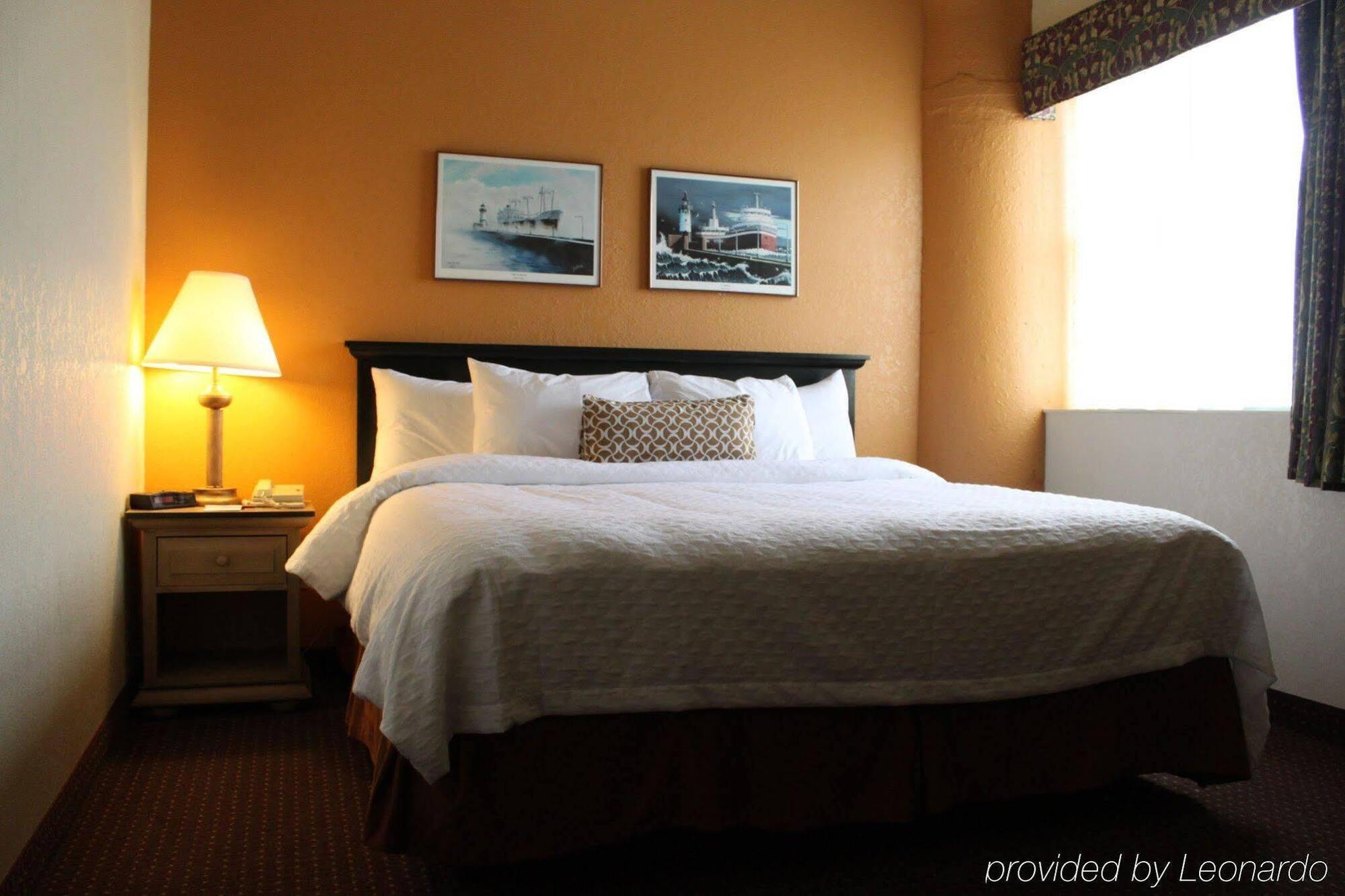 The Suites Hotel At Waterfront Plaza Дълут Екстериор снимка